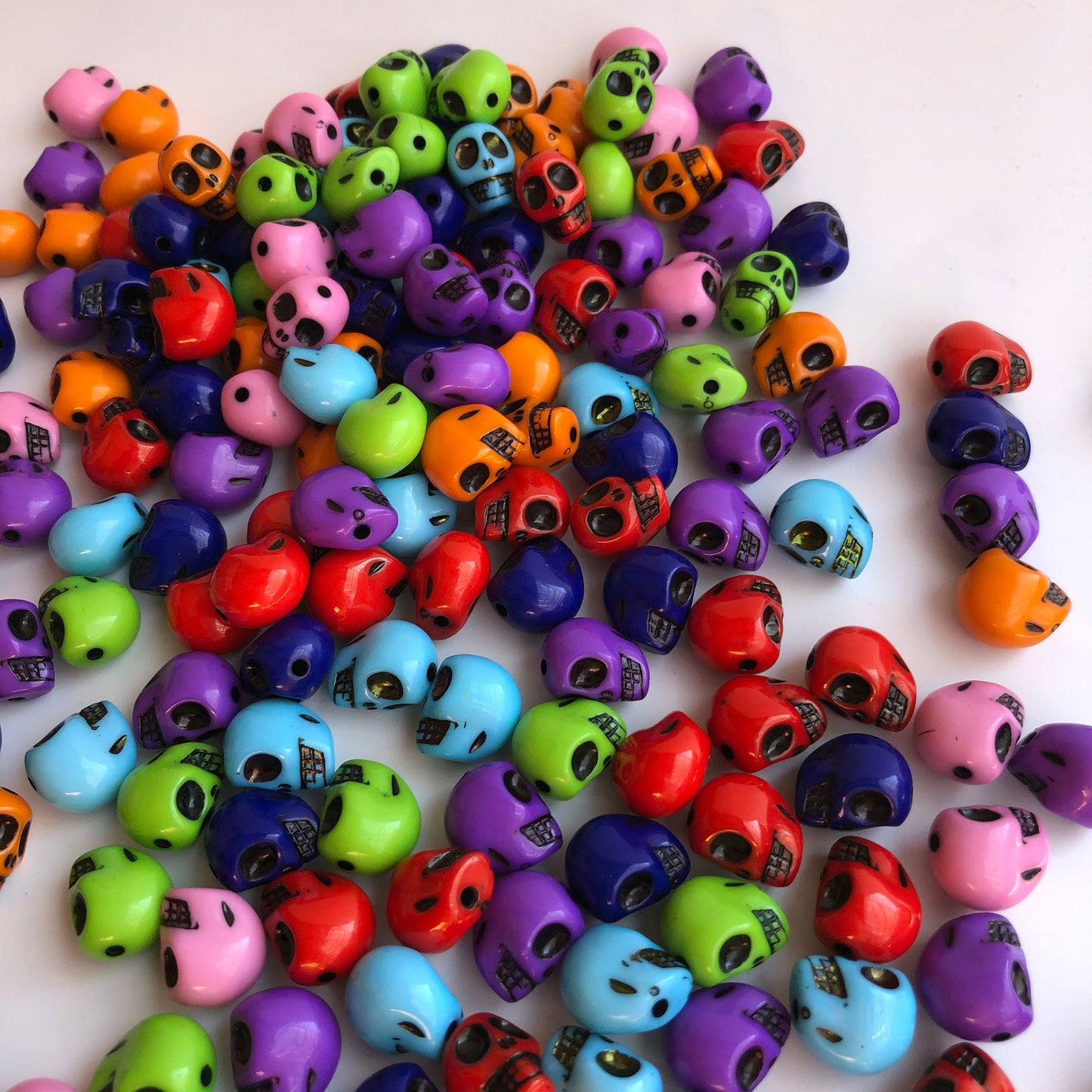 25pcs mixed assorted rainbow colour skull beads 12mm plastic halloween bead